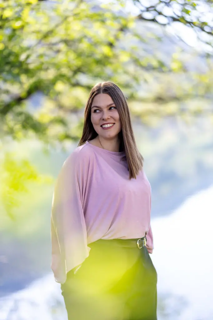 Natuerliche-Portraitbilder-im-Freien-fotografiert-bei-einem-See