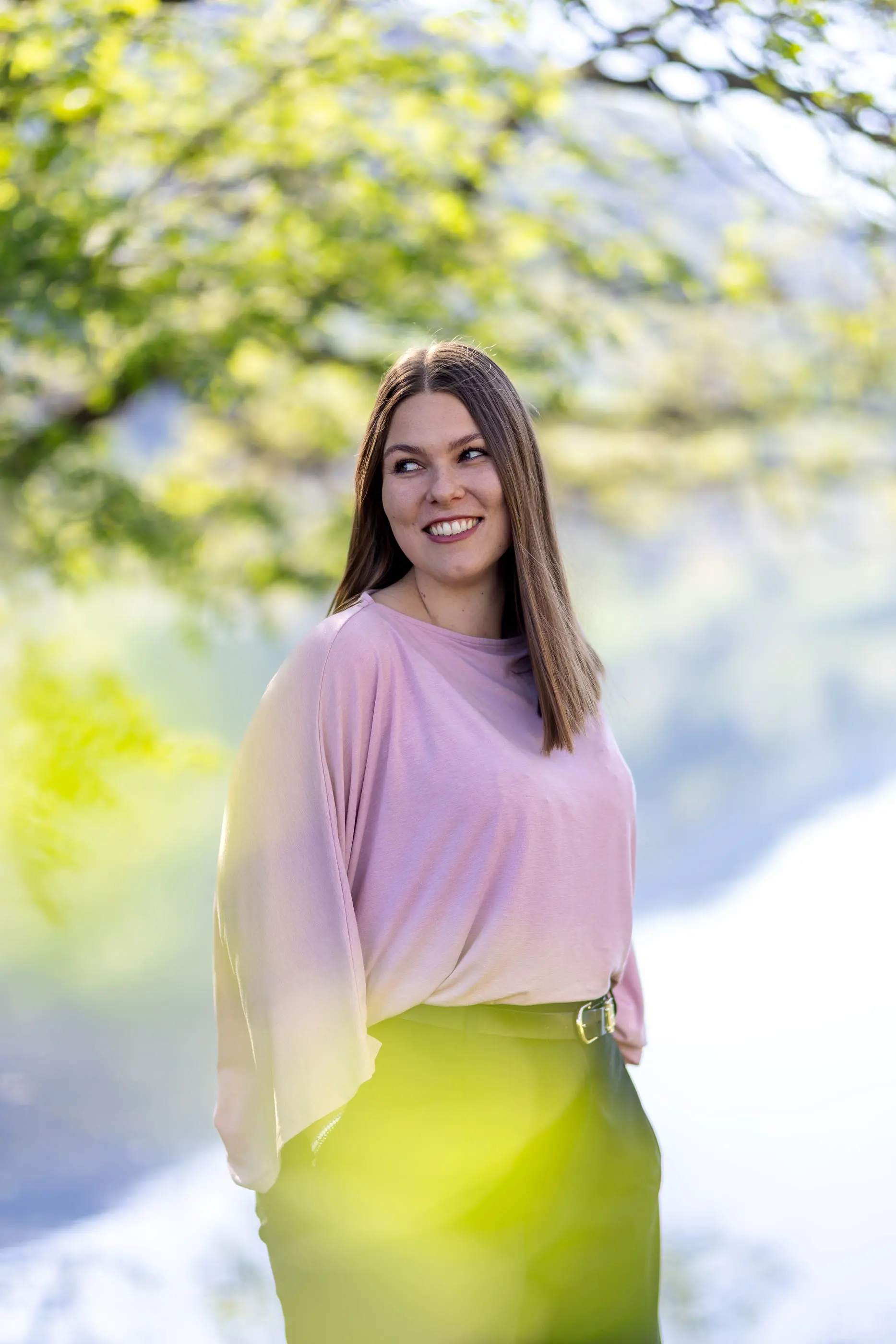 Natuerliche-Portraitbilder-im-Freien-fotografiert-bei-einem-See