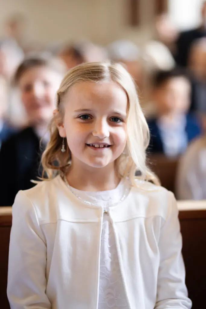 Portraitbilder-Erstkommunion-in-der-Kirche