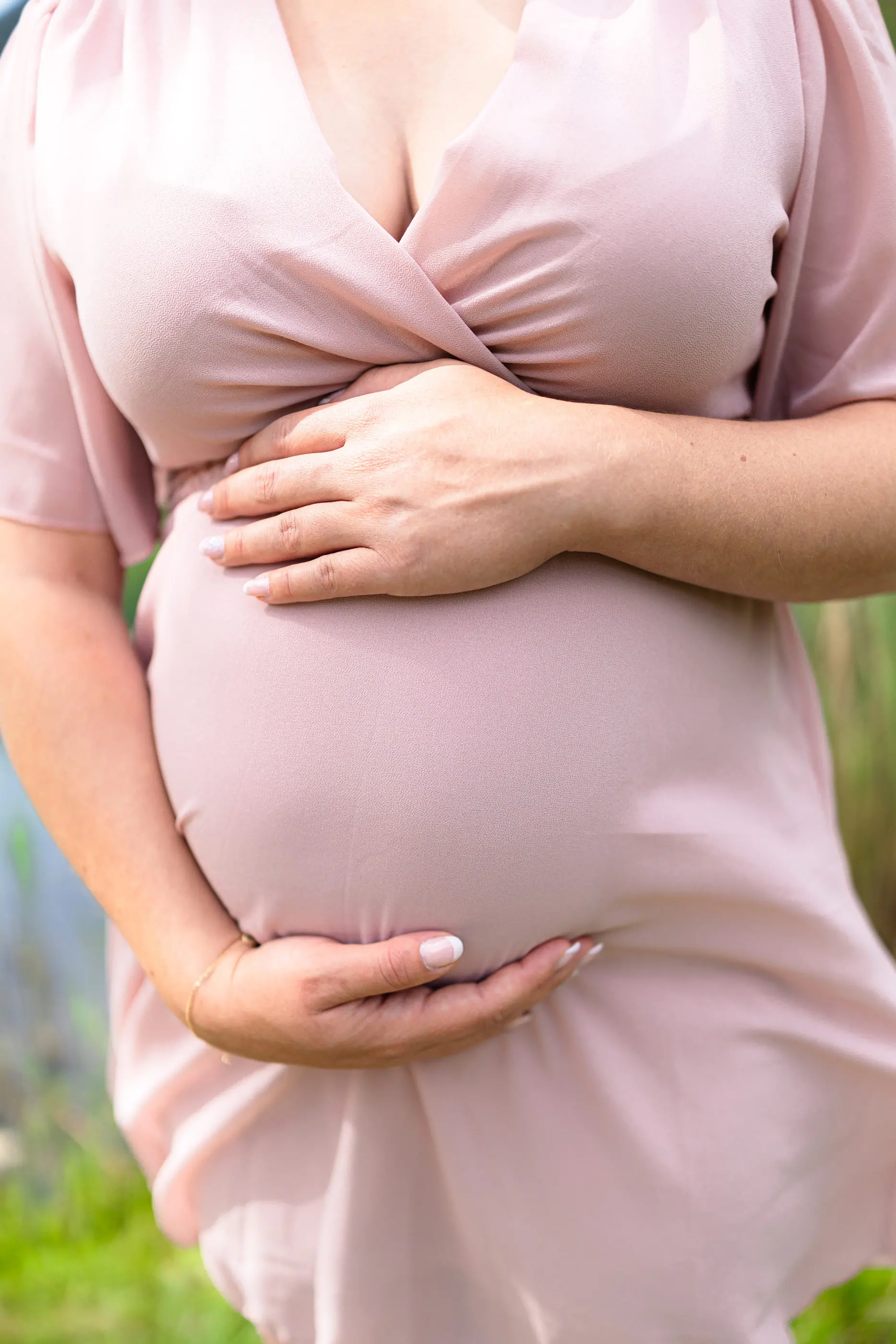 Babybauch-Schwangerschaftsbilder-in-der-Natur