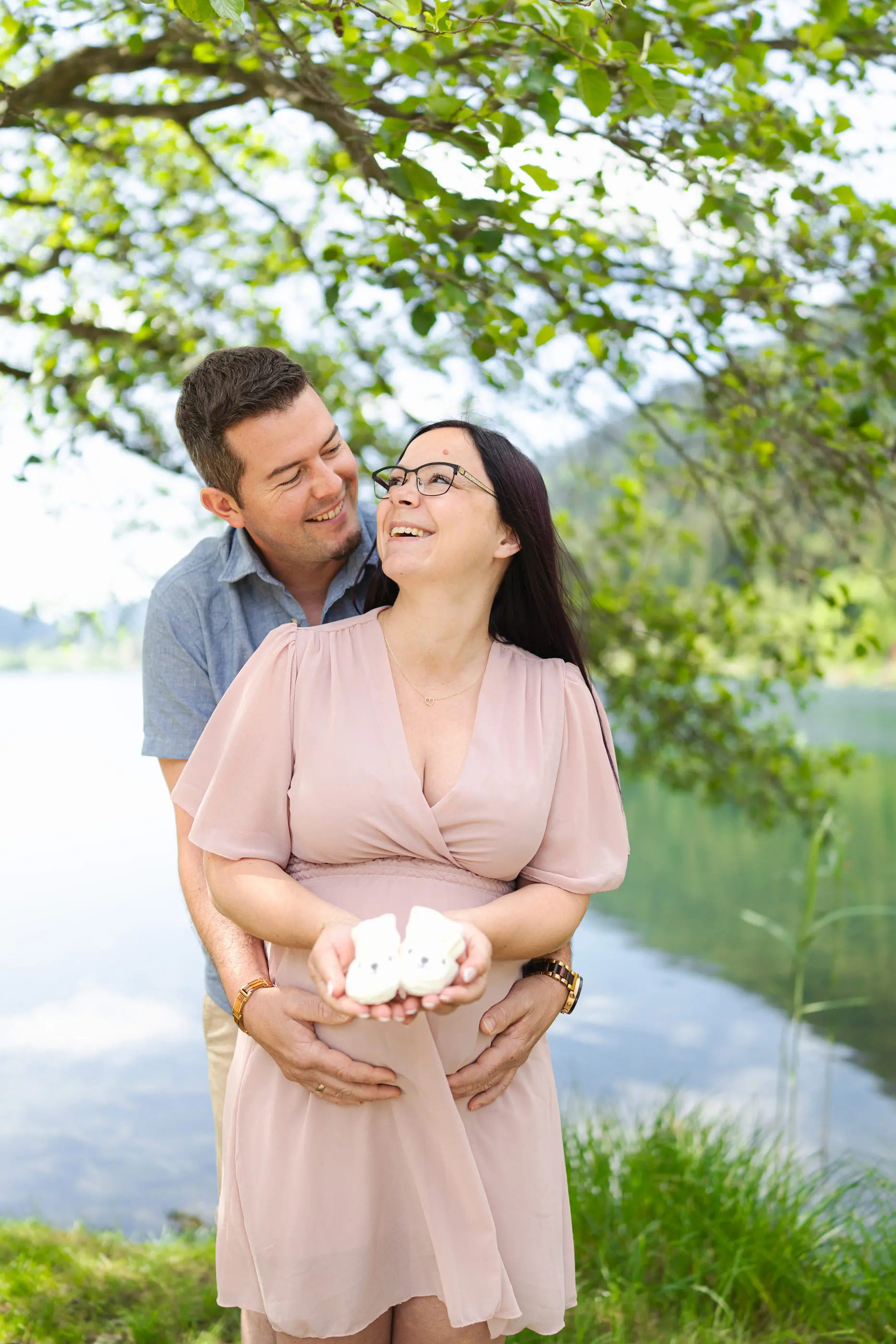 Babybauchshotting-in-der-Natur-am-See