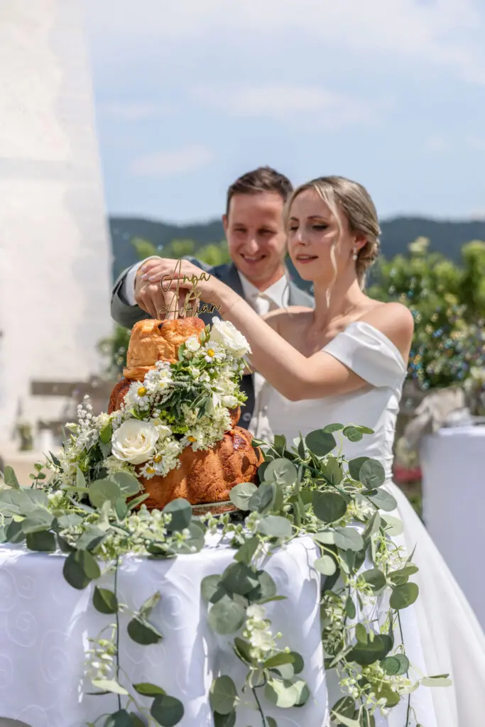 Hochzeitsbilder-Brautpaar-Tortenanschnitt