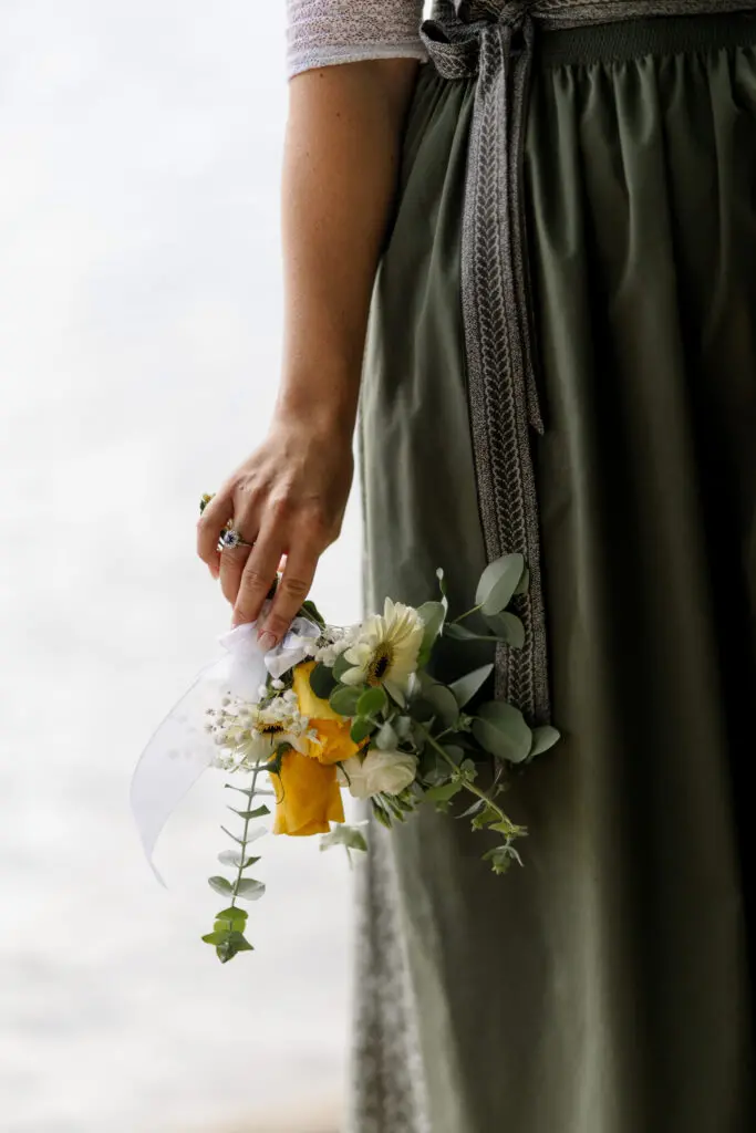 Hochzeit am Faaker See – Brautstrauß in Tracht Kleiner Brautstrauß bei einer Trachtenhochzeit am Faaker See