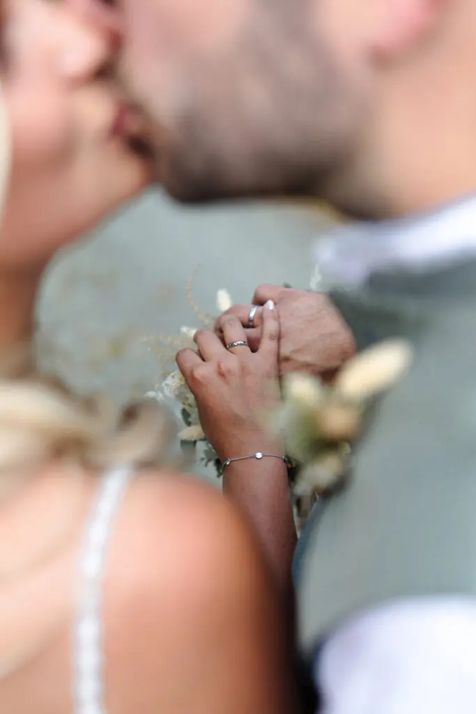 Detailbilder-Eheringe-und-Brautstrauss-Weddingphotography
