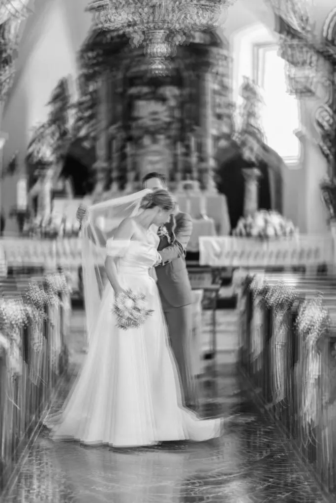 Hochzeit auf der Turracher Höhe – Brautpaar in der Kirche Braut mit Schleier und Bräutigam im Anzug bei ihrer Hochzeit auf der Turracher Höhe