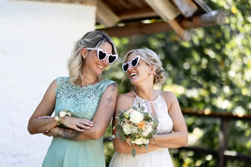 Hochzeit am Haidensee – Braut und Trauzeugin Braut im weißen Hochzeitskleid mit ihrer Trauzeugin bei einer Hochzeit am Haidensee