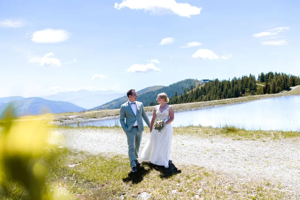 Hochzeitsbilder-Brautpaar-in-den-Bergen-in-Kärnten