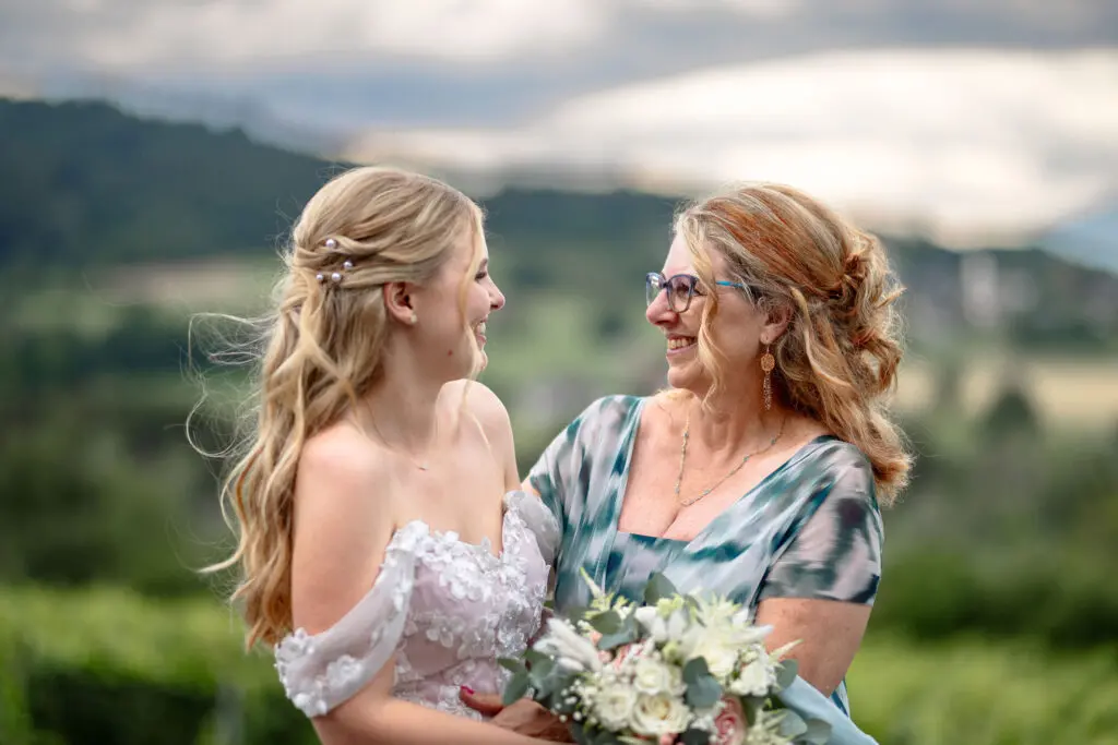 Hochzeit in Feldkirchen – Braut und Mutter in den Weinbergen Braut und Mutter gemeinsam in den Weinbergen bei Feldkirchen in Kärnten