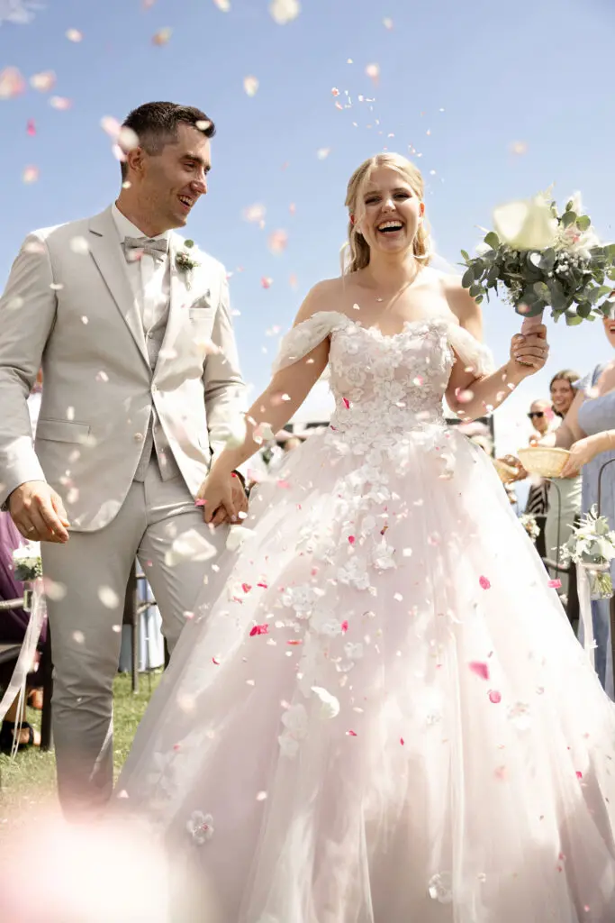 Hochzeit am TrippelGut – Auszug des Brautpaares nach der Trauung Brautpaar verlässt die freie Trauung am TrippelGut und wird mit Rosenblättern empfangen