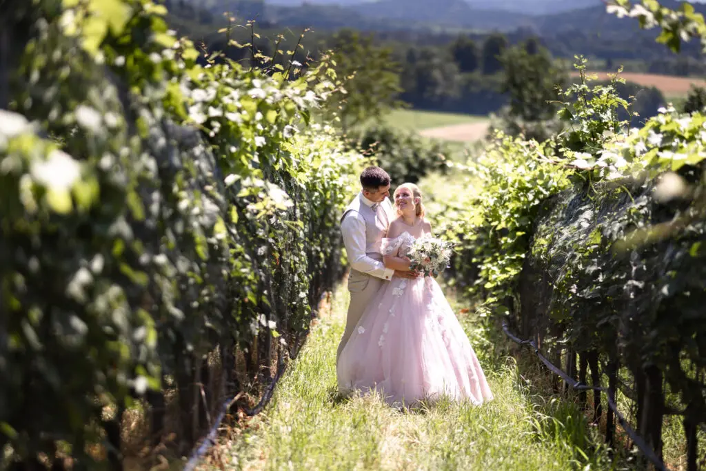 Hochzeit am TrippelGut am Maltschacher See – Brautpaar in den Weinbergen Brautpaar bei der Hochzeit am TrippelGut in den Weinbergen am Maltschacher See