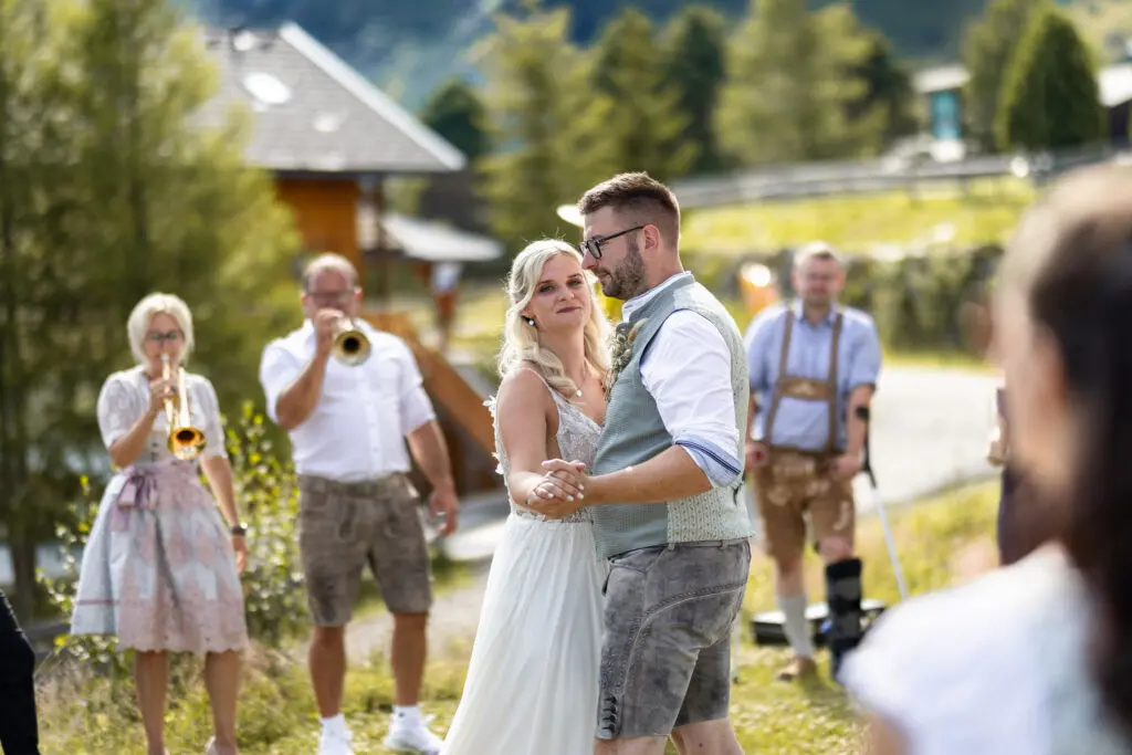 Hochzeitstanz-in-den-Bergen-outdoor-auf-der-Alm