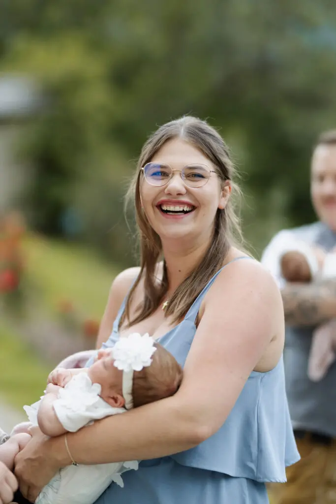 Mutter hält ihr Baby während der Taufe in Bad Kleinkirchheim im Arm
