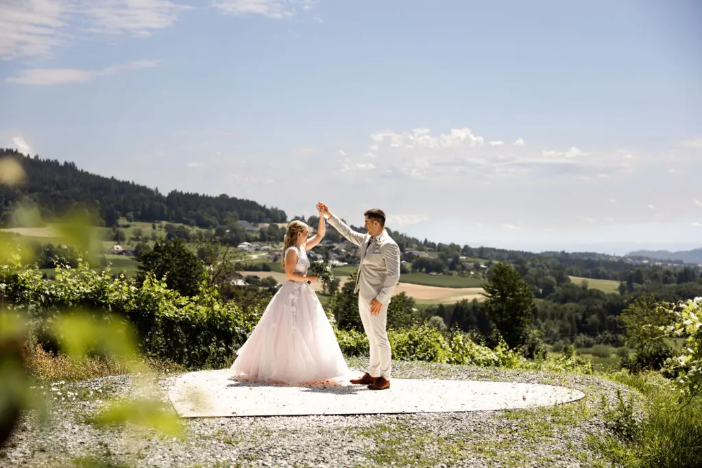 Hochzeit am TrippelGut am Maltschacher See – Brautpaar tanzt Brautpaar tanzt bei der Hochzeit am TrippelGut am Maltschacher See in Kärnten
